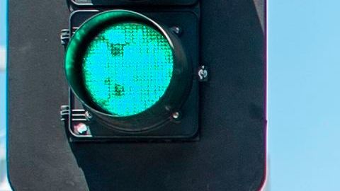 Personas pasean por el Paseo de las Estrellas en Hollywood, Los Ángeles.