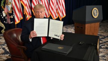 Trump firma órdenes ejecutivas de alivio temporal, el cheque de desempleo se reduce a $400 dólares semanales