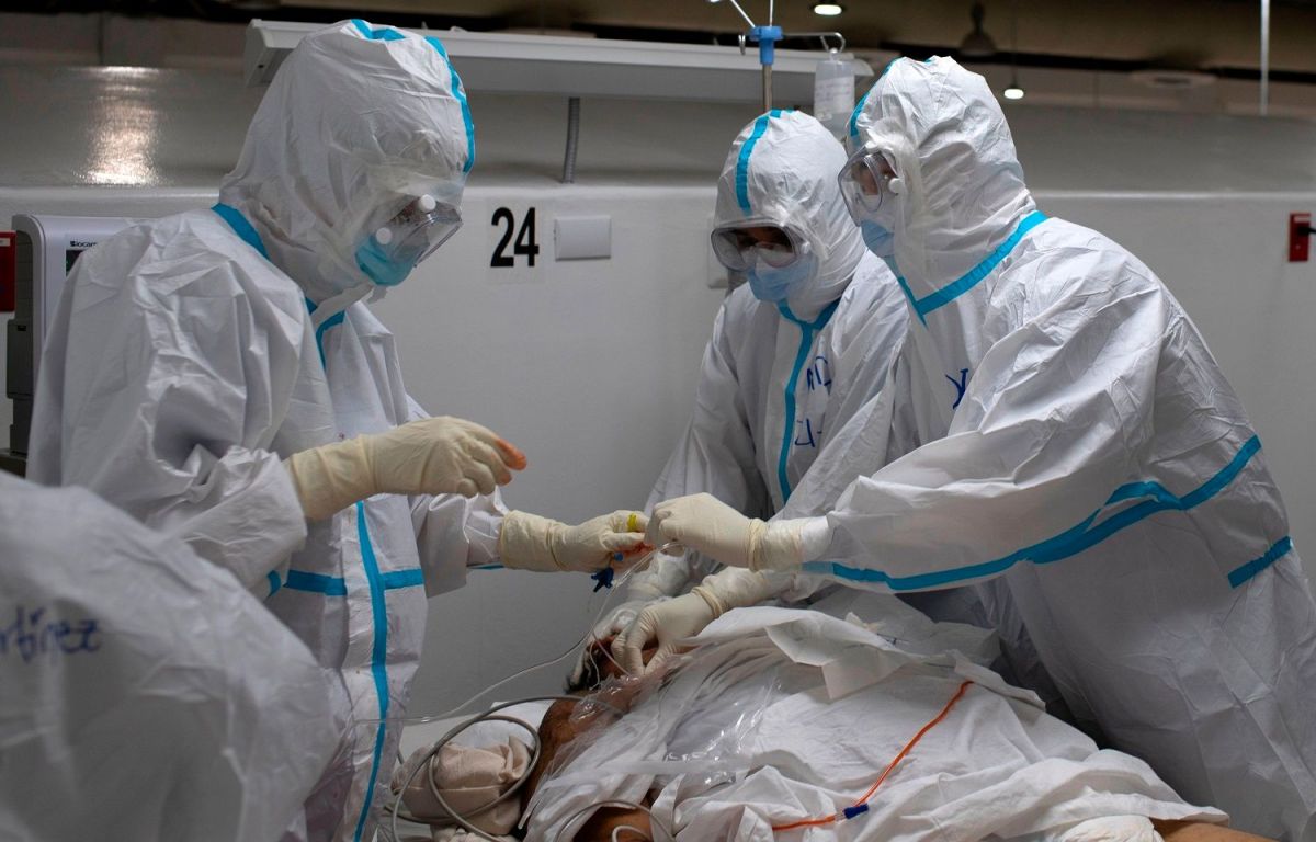 Un equipo médico atendiendo a un paciente con coronavirus.