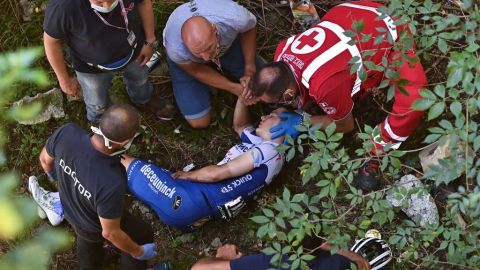 Remco Evenepoel siendo atendido tras su accidente