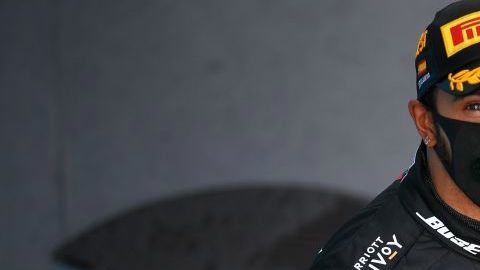 Lewis Hamilton con el trofeo del Gran Premio de España.