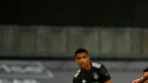 Bruno Fernandes cobrando el polémico penal.
