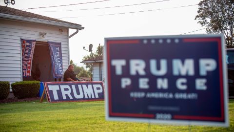 Carteles de apoyo a Trump en una casa de Estados Unidos.