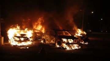 Incendio provocado en Wisconsin en una agencia de autos usados. / Foto: Getty Images.