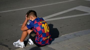 Un niño se lamenta la ausencia de Lionel Messi.