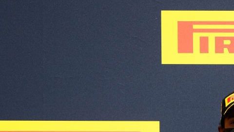 Lewis Hamilton con el trofeo del GP de Reino Unido.