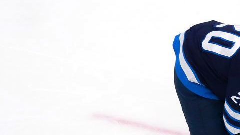 Tucker Poolman después de ser golpeado por el puck.