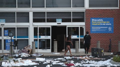 Una tienda Best Buy en el centro de Chicago fue saqueada la madrugada del 10 de agosto.