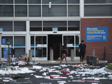 Una tienda Best Buy en el centro de Chicago fue saqueada la madrugada del 10 de agosto.