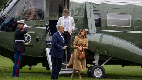 La familia Trump viajó a Nueva York el sábado para que el presidente visitara a su hermano Robert, quien murió ese día.