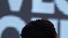 Paul George con el balón en un partido vs los Mavericks de Dallas.