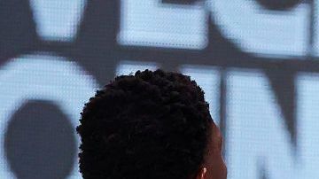 Paul George con el balón en un partido vs los Mavericks de Dallas.