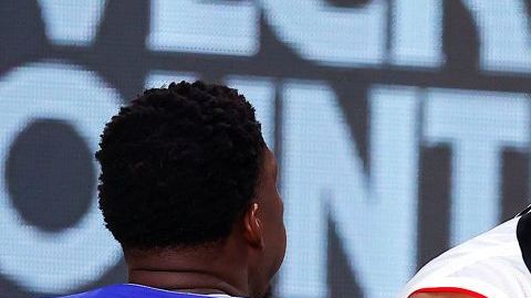 Paul George con el balón en un partido vs los Mavericks de Dallas.