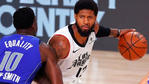 Paul George con el balón en un partido vs los Mavericks de Dallas.