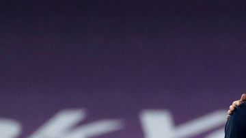 Olivier Echouafni consolando a una jugadora.