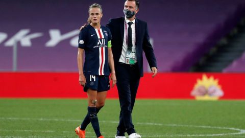 Olivier Echouafni consolando a una jugadora.