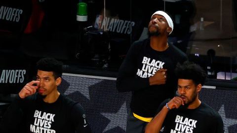 LeBron James haciendo el gesto de Wakanda por siempre.