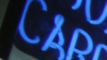 Una mujer jugando a la lotería en una tienda de Hollywood (Florida).