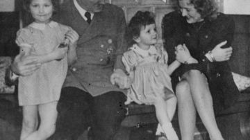 Hitler con Eva Braun  y dos niños desconocidos.