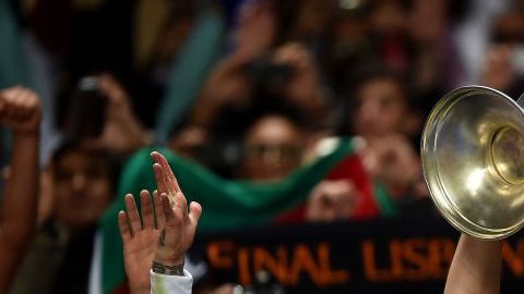 Iker Casillas levantando la copa de la Champions League en 2014.