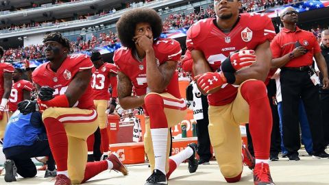 Colin Kaepernick protestando contra el racismo y la violencia policial.