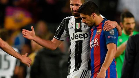 Giorgio Chiellini con Luis Suárez en un Barcelona vs. Juventus.