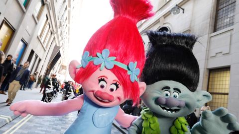 Hasbro elimina del mercado la muñeca Trolls por quejas de un botón parlante debajo de su falda