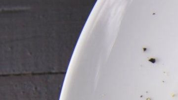 Comer proteínas puede aumentar la cantidad de calorías que quemas al aumentar tu tasa metabólica y reducir el apetito.