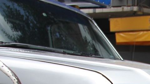 Oscar Vives muestra el pollo que no pudo vender en la CDMX