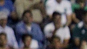 El exdelantero recibió con emoción el presente.