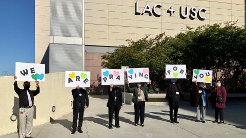 Los capellanes llevan apoyo espiritual a los pacientes. (Cortesía Capellanes del Hospital LAC + USC)