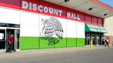 El Discount Mall y su plaza se ubican en el 3115 W. 26th St. en el barrio de La Villita, en el suroeste de Chicago.