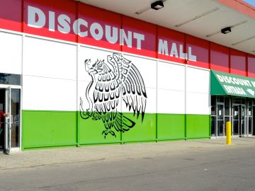 El Discount Mall en Little Village Plaza, en La Villita. (Belhú Sanabria / La Raza)