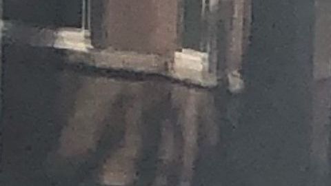 Melizabeth Santos muestra una de sus creaciones.