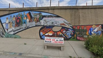 Una porción del mural en la esquina de la calle 18 y Western, en Chicago, del artista Marcos Raya.