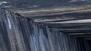 Fotografía cedida por el Departamento de Seguridad Nacional (DHS) estadounidense donde se muestra a una grúa excavando en el desierto cerca de la ciudad de Yuma, Arizona, donde este martes agentes especiales del Departamento de Investigaciones de Seguridad Nacional (HSI) descubrieron un túnel transfronterizo aún sin terminar. Agentes federales descubrieron lo que describen como quizá el túnel transfronterizo clandestino "más sofisticado en la historia de Estados Unidos", el cual contaba con sistemas de electricidad, agua y ventilación, así como apuntalamiento, en la frontera de Arizona con México