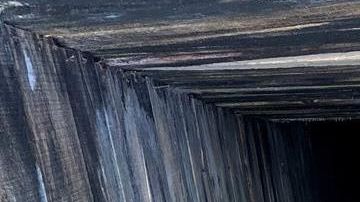 Fotografía cedida por el Departamento de Seguridad Nacional (DHS) estadounidense donde se muestra a una grúa excavando en el desierto cerca de la ciudad de Yuma, Arizona, donde este martes agentes especiales del Departamento de Investigaciones de Seguridad Nacional (HSI) descubrieron un túnel transfronterizo aún sin terminar. Agentes federales descubrieron lo que describen como quizá el túnel transfronterizo clandestino "más sofisticado en la historia de Estados Unidos", el cual contaba con sistemas de electricidad, agua y ventilación, así como apuntalamiento, en la frontera de Arizona con México