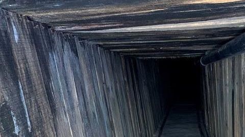 Fotografía cedida por el Departamento de Seguridad Nacional (DHS) estadounidense donde se muestra a una grúa excavando en el desierto cerca de la ciudad de Yuma, Arizona, donde este martes agentes especiales del Departamento de Investigaciones de Seguridad Nacional (HSI) descubrieron un túnel transfronterizo aún sin terminar. Agentes federales descubrieron lo que describen como quizá el túnel transfronterizo clandestino "más sofisticado en la historia de Estados Unidos", el cual contaba con sistemas de electricidad, agua y ventilación, así como apuntalamiento, en la frontera de Arizona con México