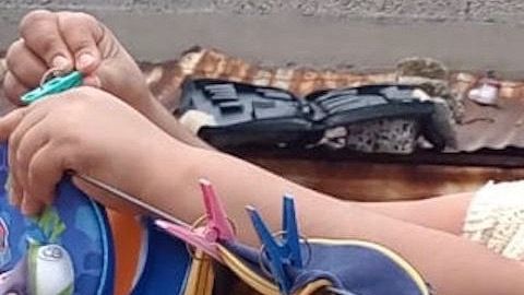 Genoveva Balbuena exhibe las bolsas que venderá en Facebook Live.