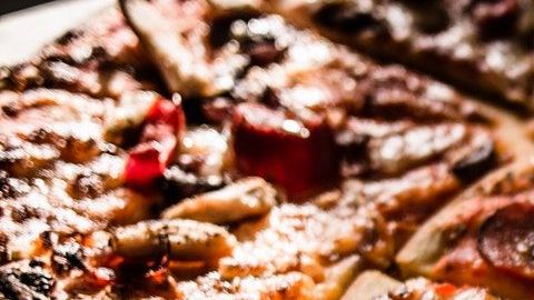 La palabra "pizza" no se debe castellanizar.