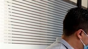 El director de la empresa XE Ingeniería Médica , Fernando Avilés (i), muestra el diseño de un traje para la atención de pacientes con Covid-19.