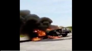 VIDEO: Cártel del Noreste secuestra a trabajadores de Pemex y quema camioneta donde viajaban