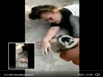 VIDEO: Narcos le disparan en las manos a mujer por vender drogas en su territorio