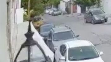 VIDEO: Sicarios asesinan a policía; momento del ataque armado es captado por cámara