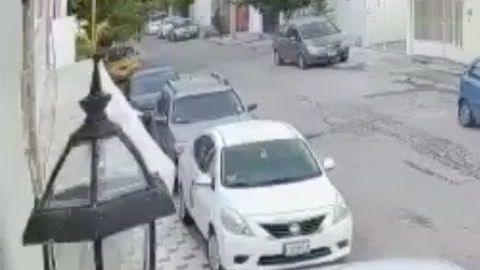 VIDEO: Sicarios asesinan a policía; momento del ataque armado es captado por cámara