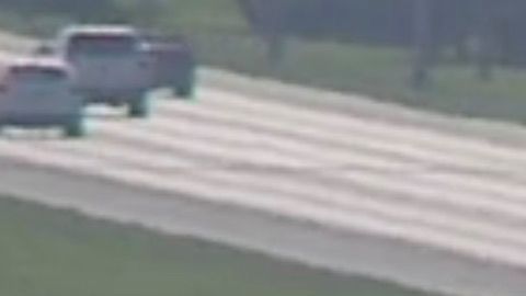 Captura de la cámara de vigilancia de la carretera de Florida con la avioneta en la mediana.