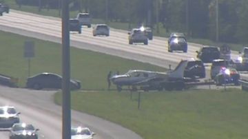 Captura de la cámara de vigilancia de la carretera de Florida con la avioneta en la mediana.