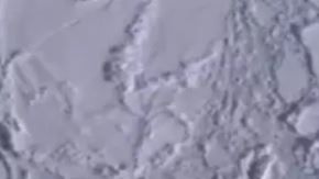 La figura de hielo tiene la forma de un barco de más de 120 metros de largo.