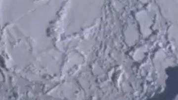 La figura de hielo tiene la forma de un barco de más de 120 metros de largo.