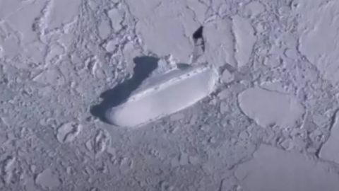 La figura de hielo tiene la forma de un barco de más de 120 metros de largo.